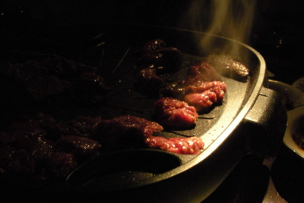 薄暗いなかで本場韓国の焼肉パーティー