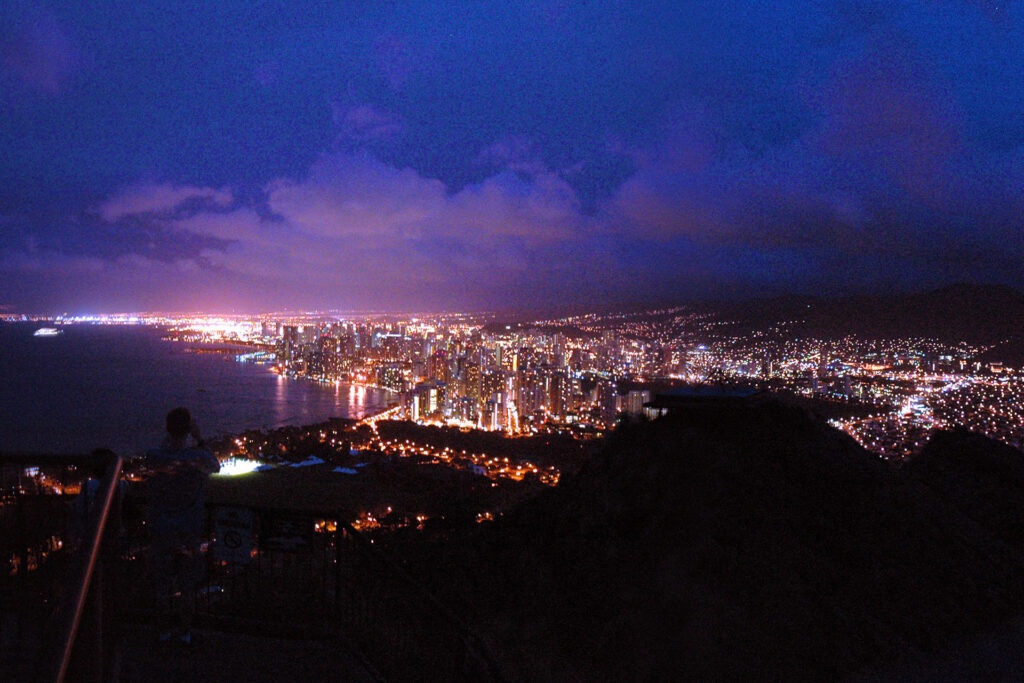 山頂から眺める夜明け前のワイキキ