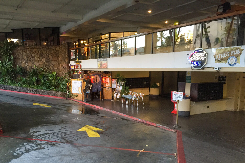 ハワイアンモナークホテルの一階にある入り口