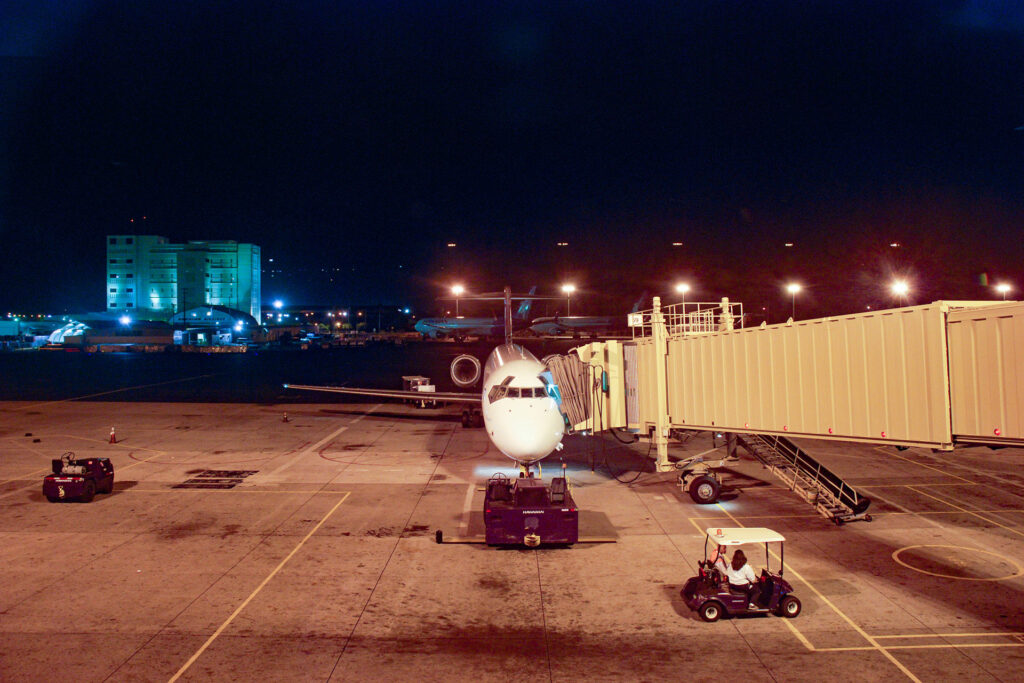 まだ真い午前5時のホノルル空港